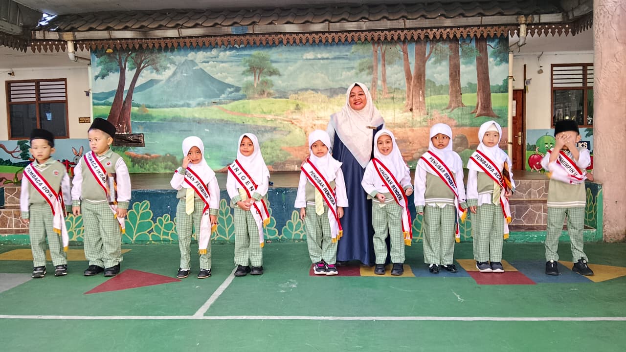 Kegiatan Upacara Sebagai Sarana Pendidikan Karakter