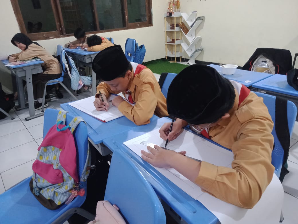 Menumbuhkan Nalar Visual dan Kreativitas: Pembelajaran Gambar Proyeksi di Kelas 8 SMP IT Al-Madinah