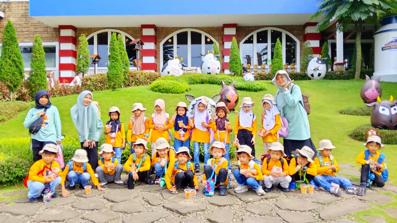Field Trip TKIT Al-Madinah ke Dairyland Puncak: Belajar Seru di Alam Terbuka