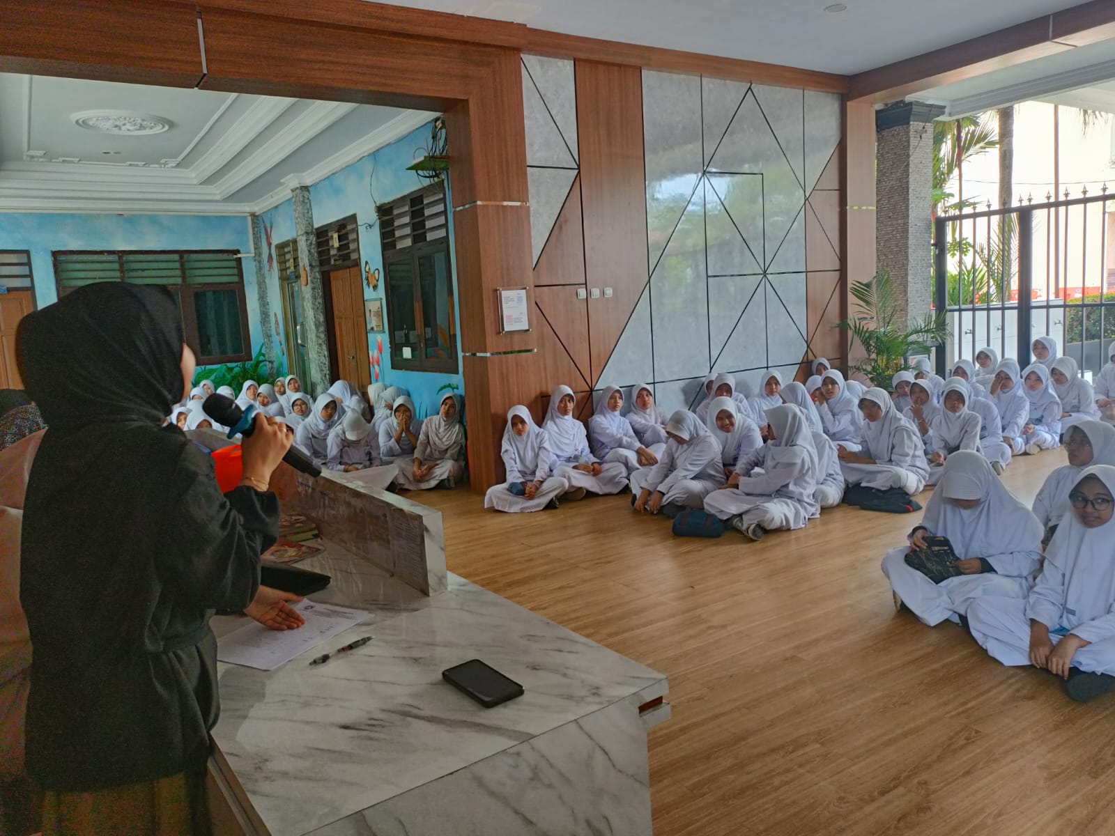 KEPUTRIAN DI SMP IT AL-MADINAH: MEMBENTUK KARAKTER MUSLIMAH SEJATI SEJAK DINI