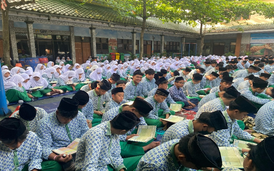 Membaca AL-Quran