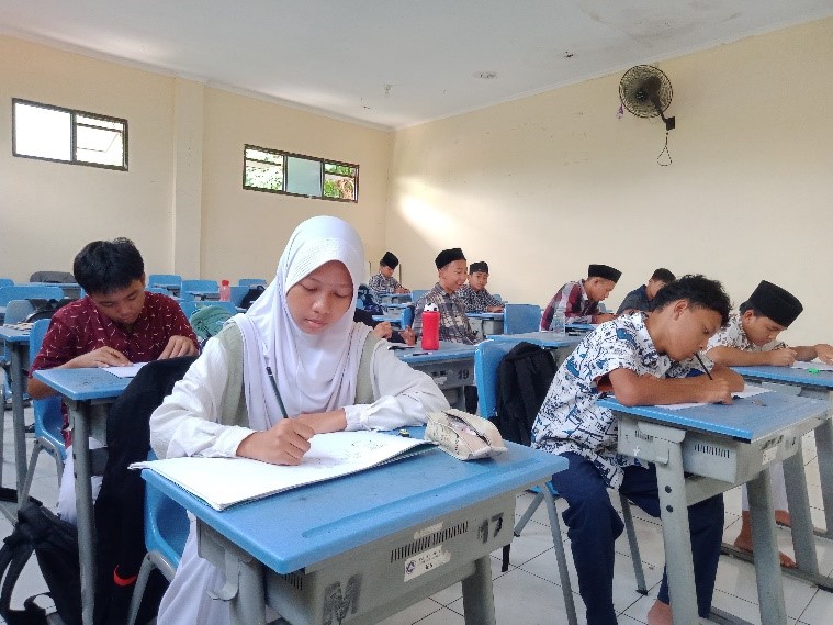 "Melihat Dunia dari Sudut Berbeda: Serunya Belajar Gambar Perspektif di SMP SP IT Al-Madinah"