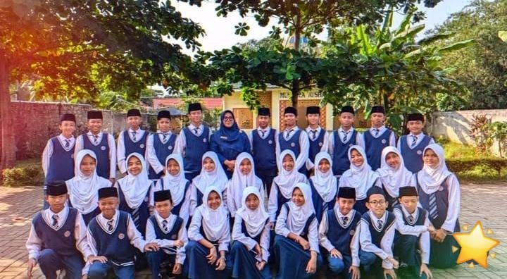 Membangun Generasi Berkarakter Melalui Pembiasaan Positif  di SMP IT Al-Madinah Cibinong