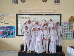 Membangun karakter siswa melalui Pendidikan di SDIT AL Madinah