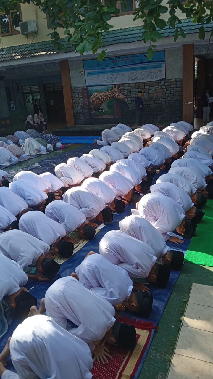 Pembiasaan Sholat Rawatib: Pilar Karakter Siswa SMPIT Al-Madinah