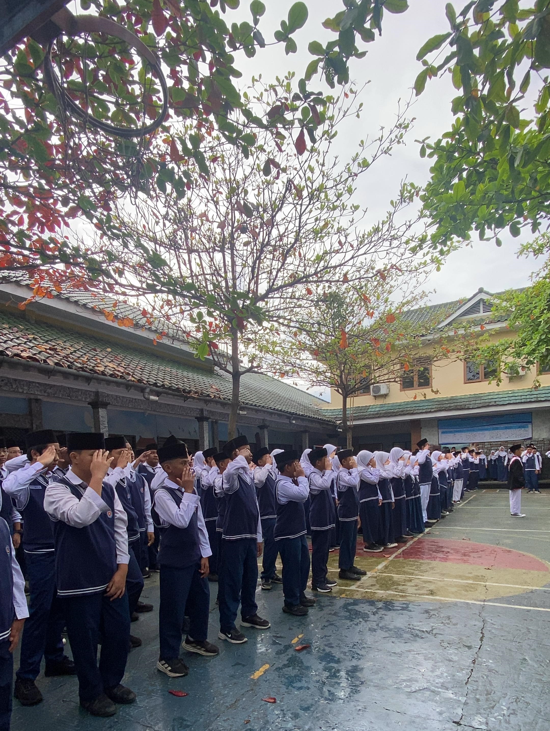 Upacara Bendera Hari Senin, Menumbuhkan Karakter dan Semangat Kebangsaan di SMP IT Al-Madinah