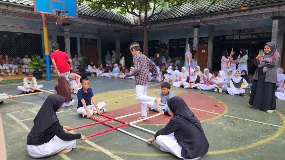 OLAHRAGA TRADISIONAL PEMANTIK PELESTARIAN BUDAYA PESERTA DIDIK DI SMP IT AL MADINAH