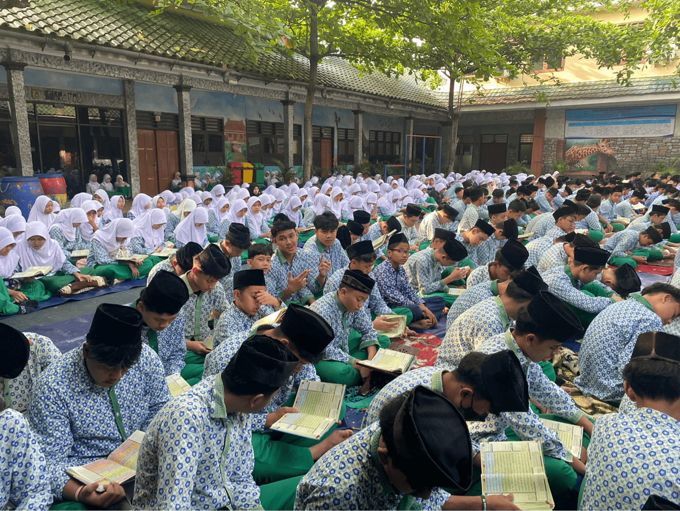 Menumbuhkan Generasi Qur’ani Melalui Pembiasaan Murojaah di SMPIT Al-Madinah