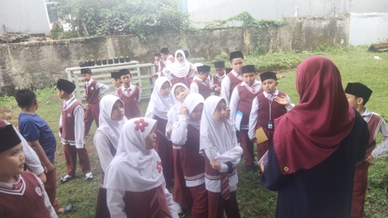 Membangun Masa Depan Hijau: Sinergi Kesadaran Ekologis Antara Guru dan Siswa di SDIT Almadinah