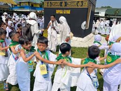 KEGIATAN MANASIK HAJI BAGI SEKOLAH DASAR  DI SEKOLAH ISLAM TERPADU AL-MADINAH