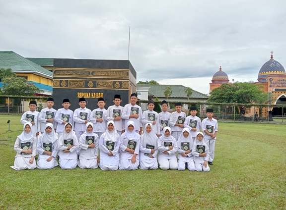 Belajar Sabar dengan Menulis FTL Al-Qur'an di SDIT Al Madinah