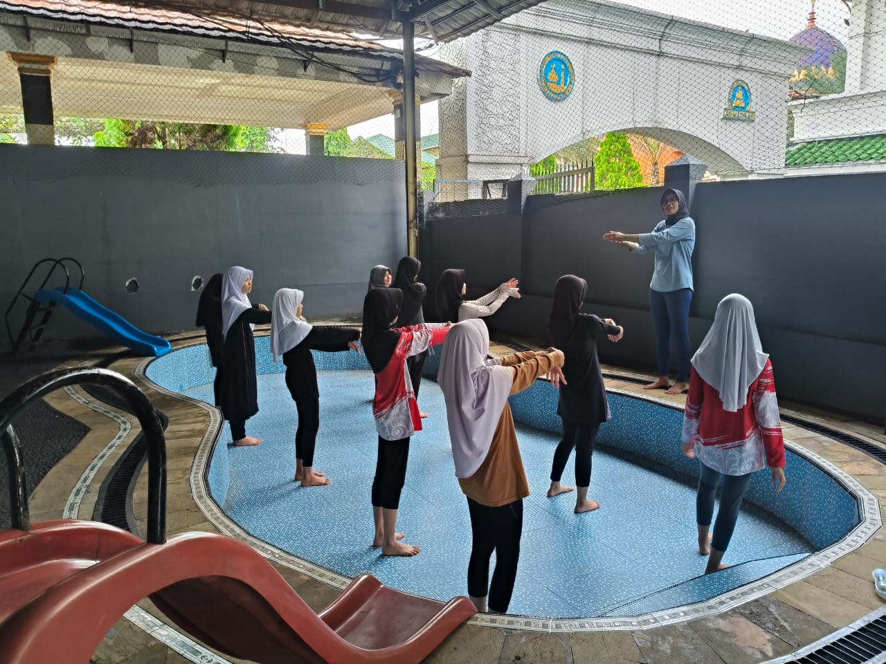 Keseruan Pembelajaran Renang di Sekolah Al-Madinah