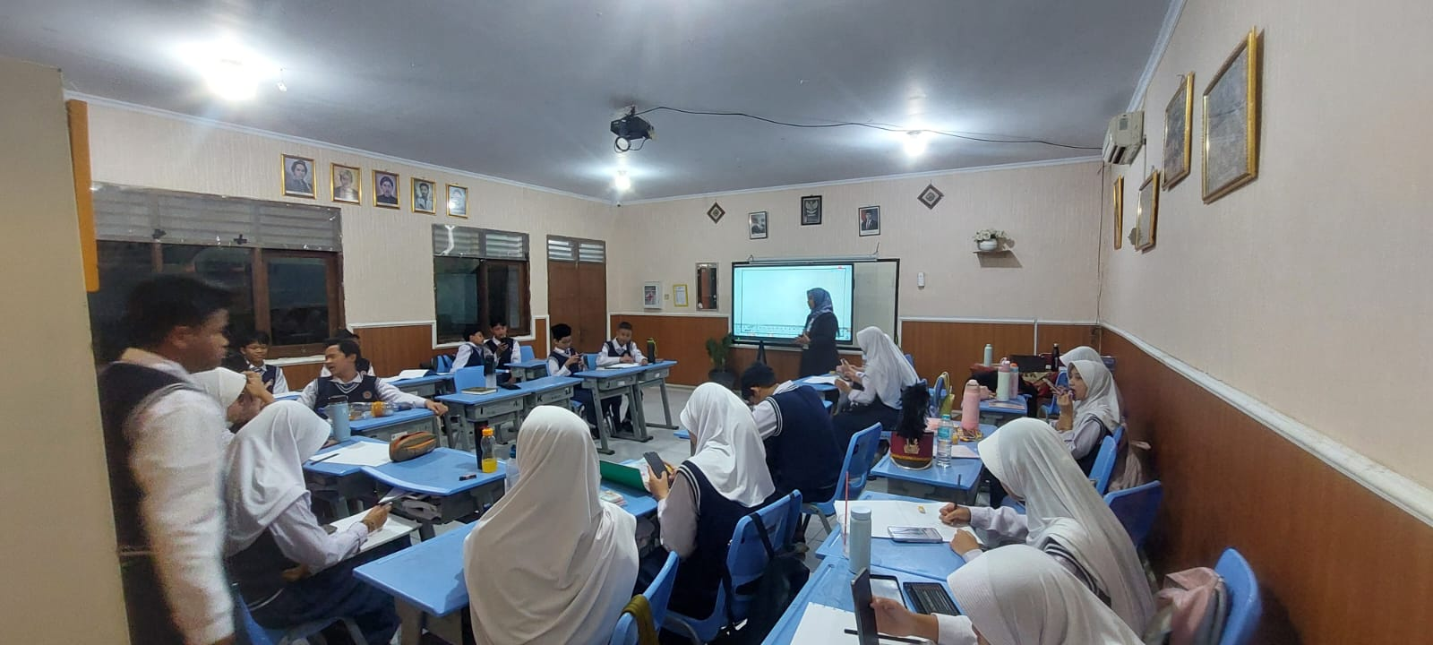 Membangun Generasi Cerdas Berkarakter melalui Fasilitas 1 Kelas 1 IFP di SMPIT Al-Madinah
