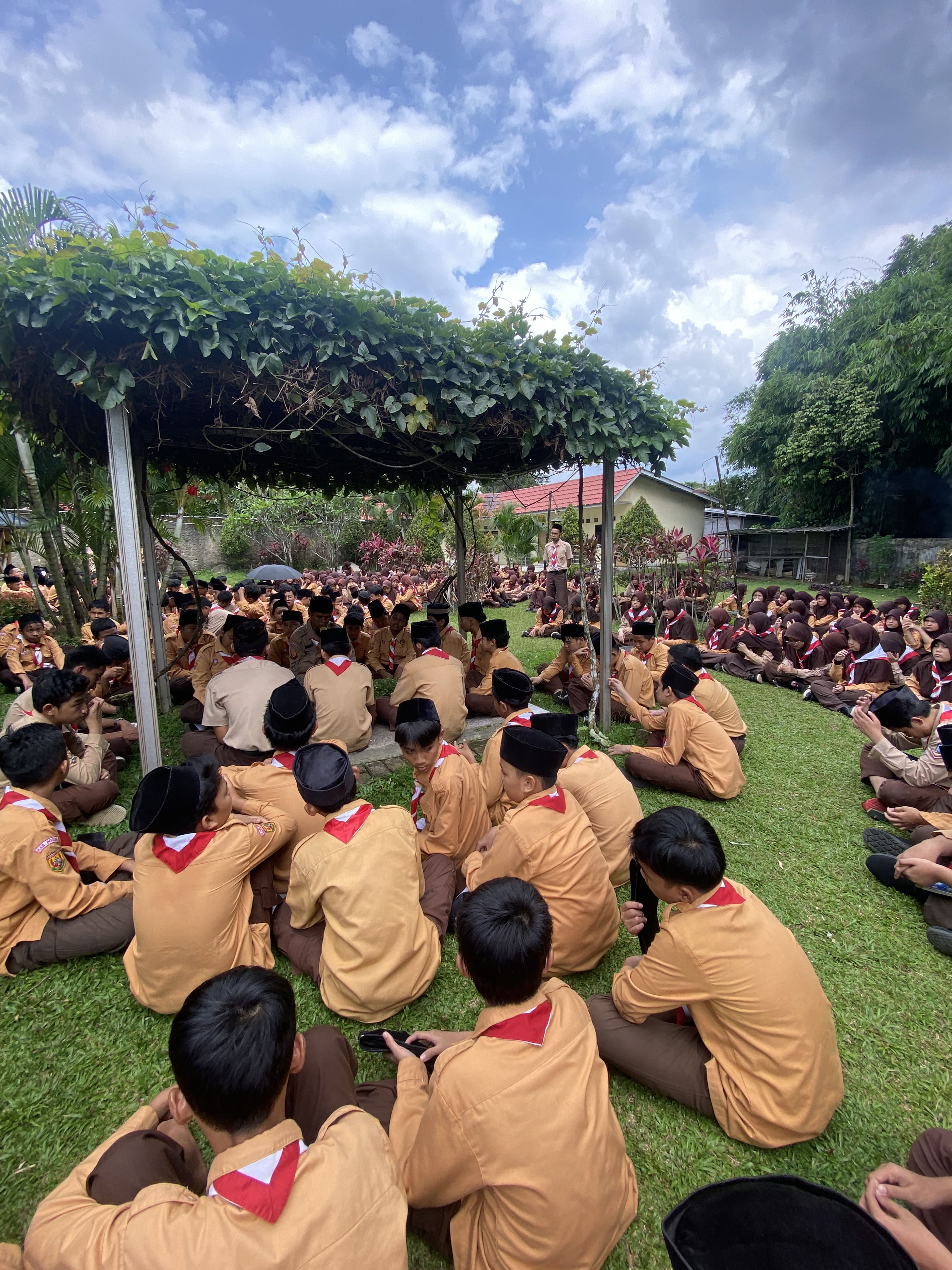 Ziarah Kubur Jelang Ramadan: Cara Sekolah Al-Madinah Tanamkan Karakter Qur’ani Sejak Dini