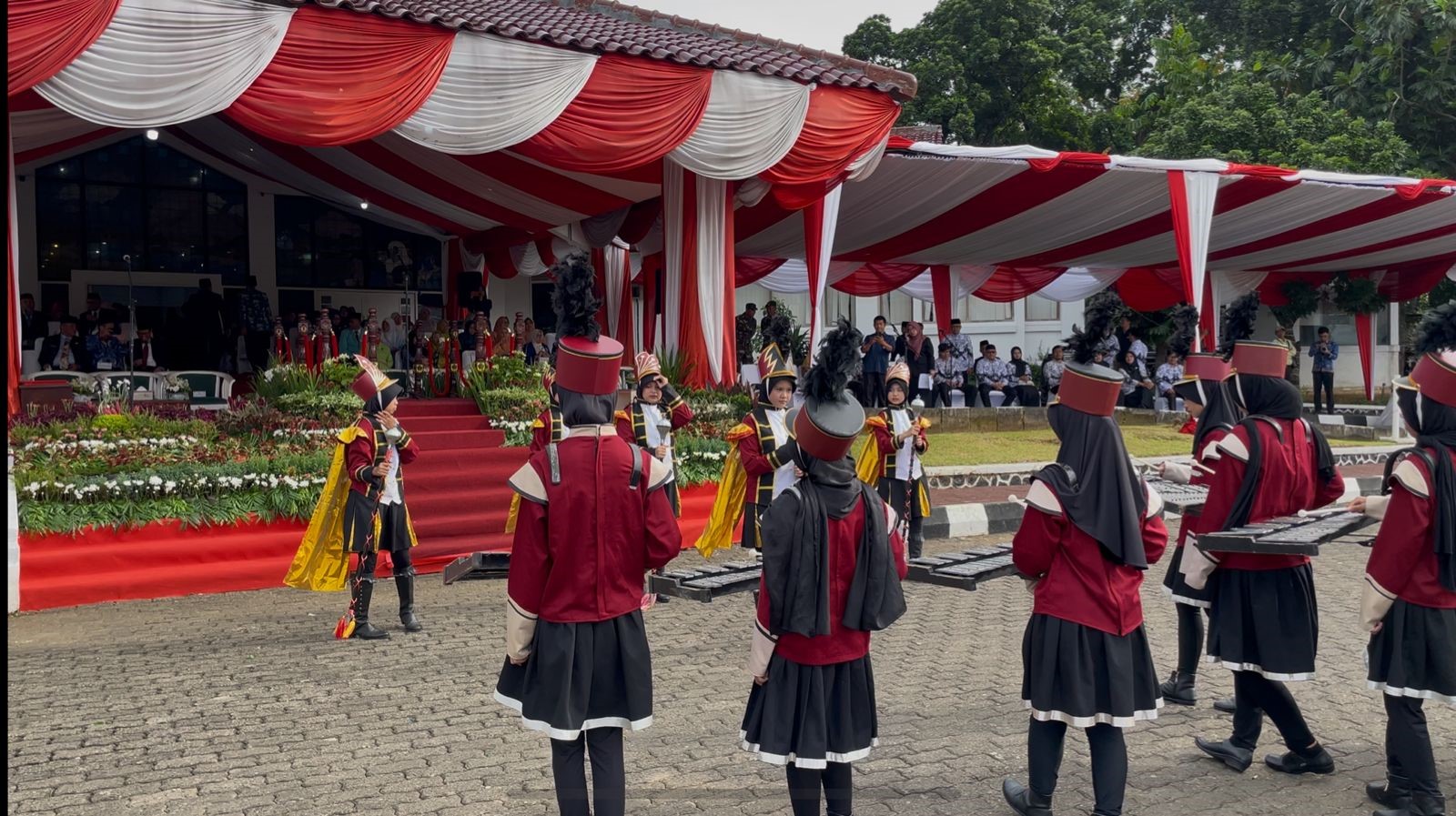 Harmoni di Hari Guru: Aksi Memukau Marching Band SMP IT Al-Madinah di Kabupaten Bogor