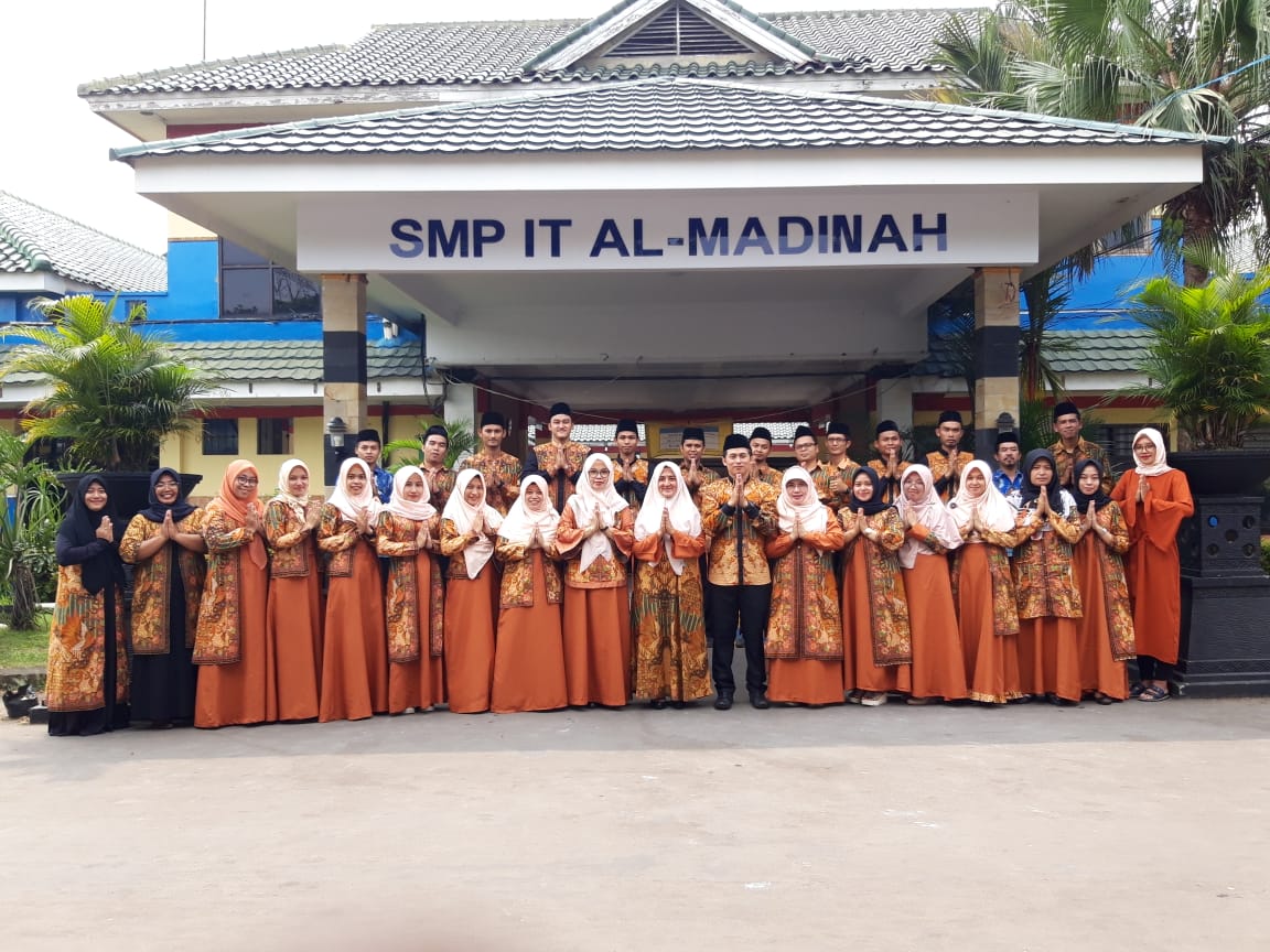 Batik sebagai Kebanggaan di Sekolah Al Madinah