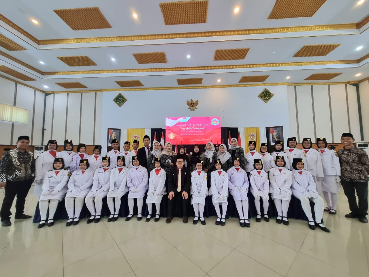 PENGUKUHAN PASKIBRA HUT RI KE-80 DI SEKOLAH AL-MADINAH