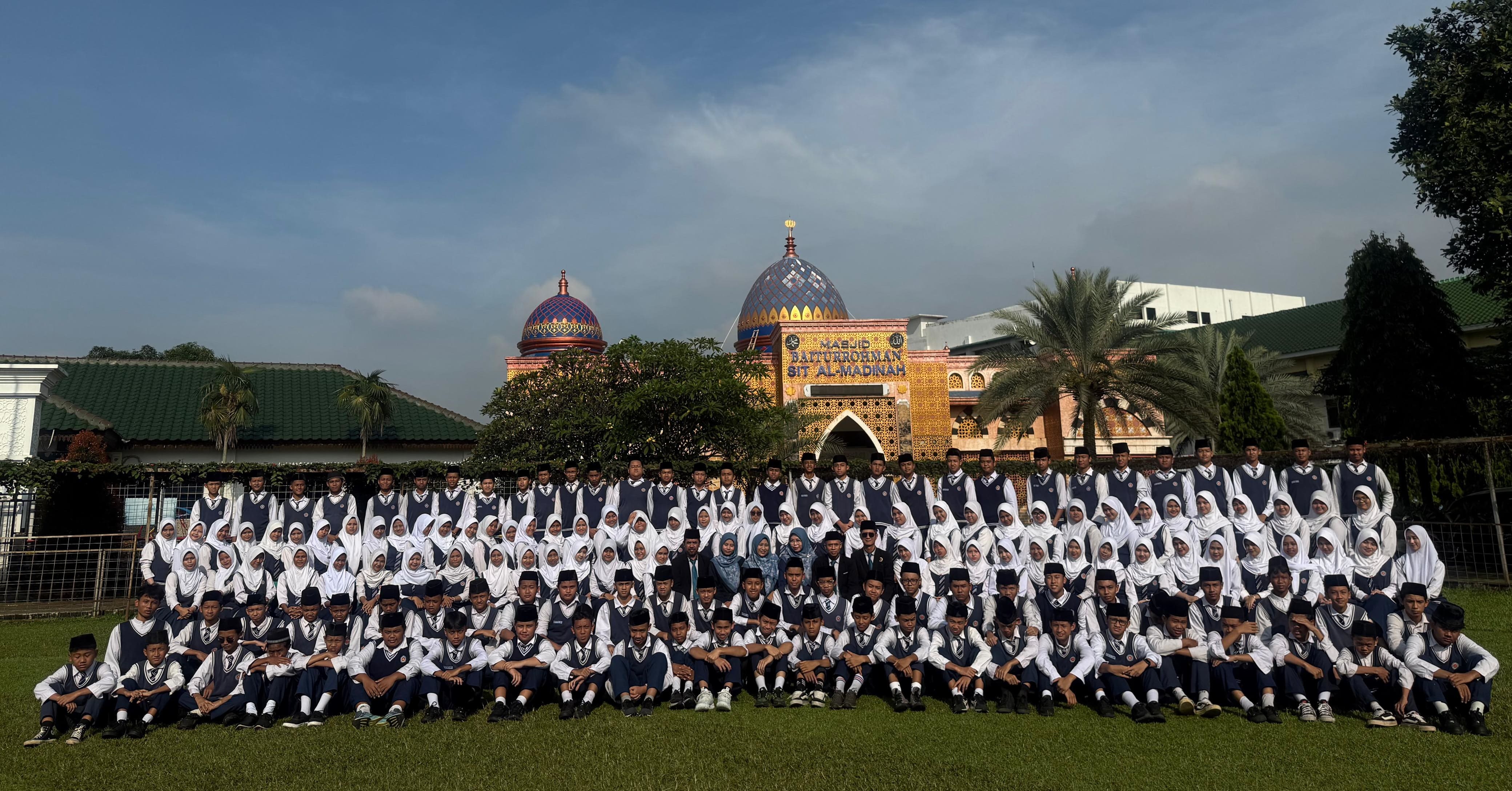 Mengabadikan Moment melalui Buku Tahunan Gen 20 SMPIT Al Madinah