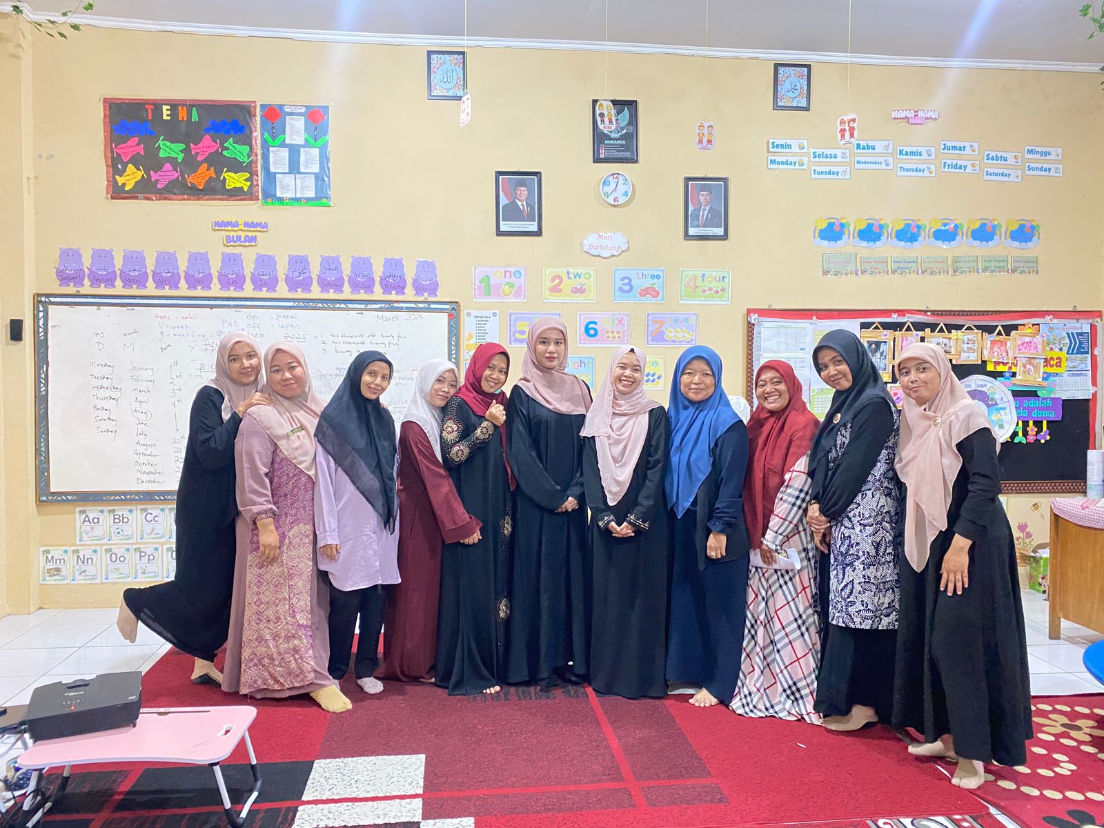 PENINGKATAN KEMAMPUAN BAHASA INGGRIS GURU TK