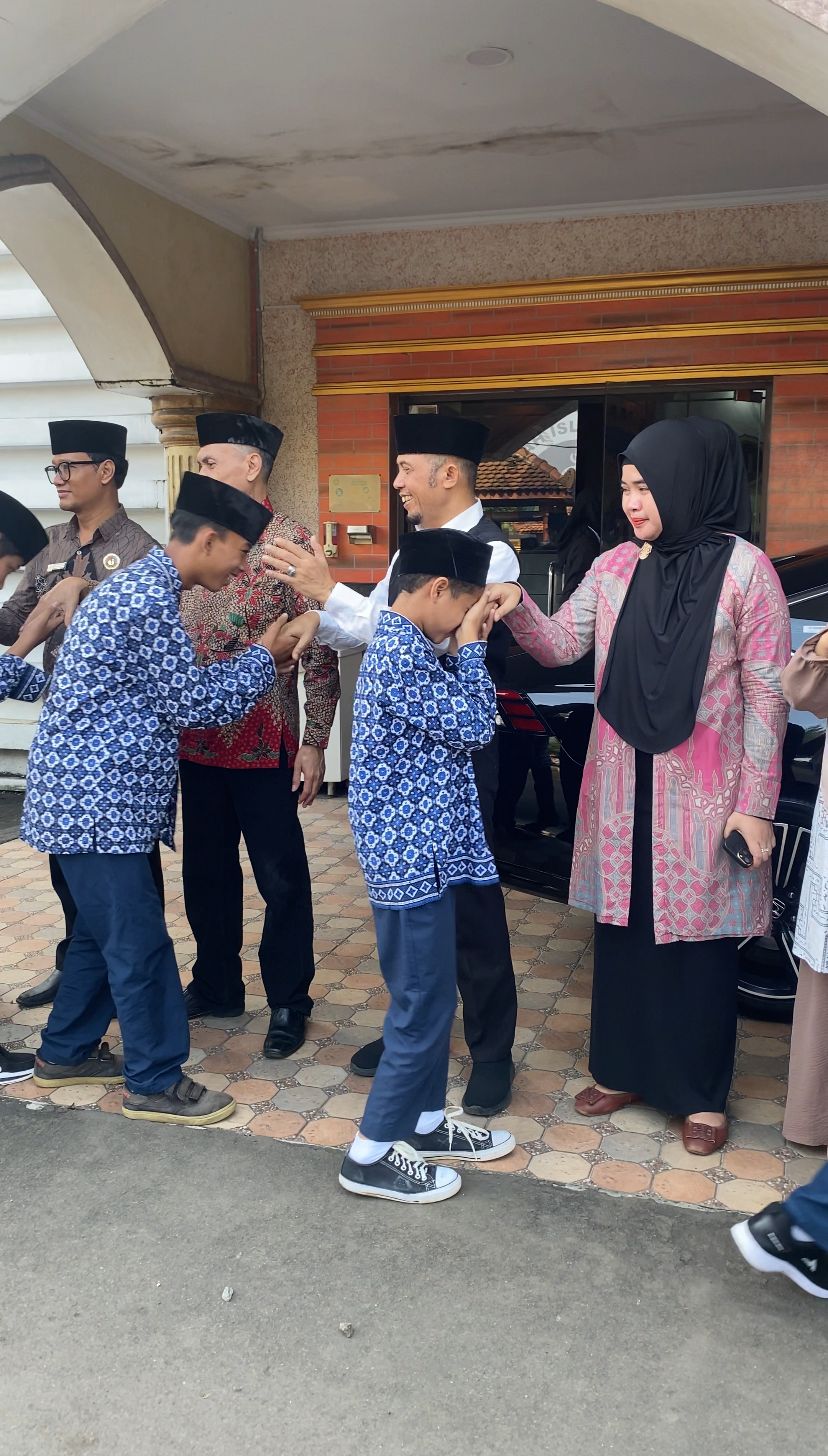 Hari Pertama Masuk, Warga Sekolah ber-Halal Bihalal