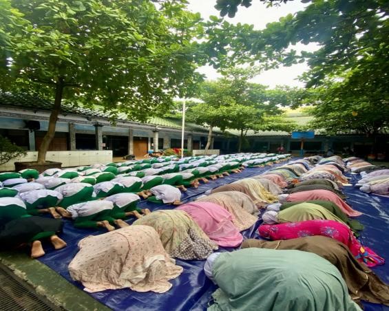 Membangun Pondasi Spiritual di Sekolah Al-Madinah Melalui Sholat Berjamaah