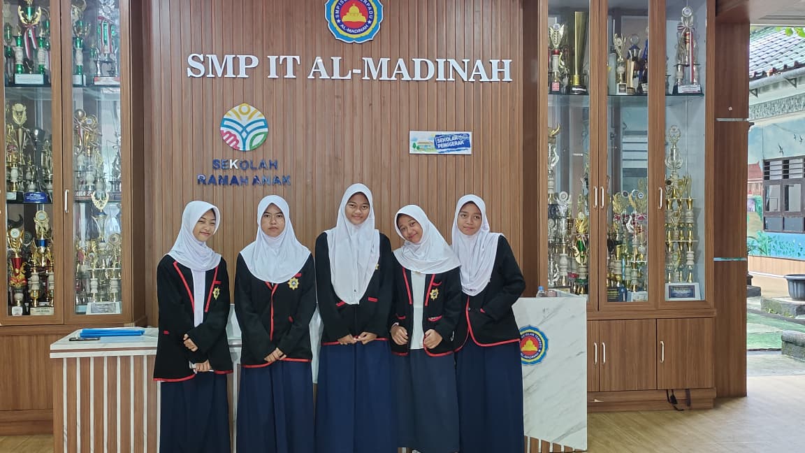 Kerukunan Antar Sesama Teman yang di tanamkan di Sekolah SMPIT Al-Madinah