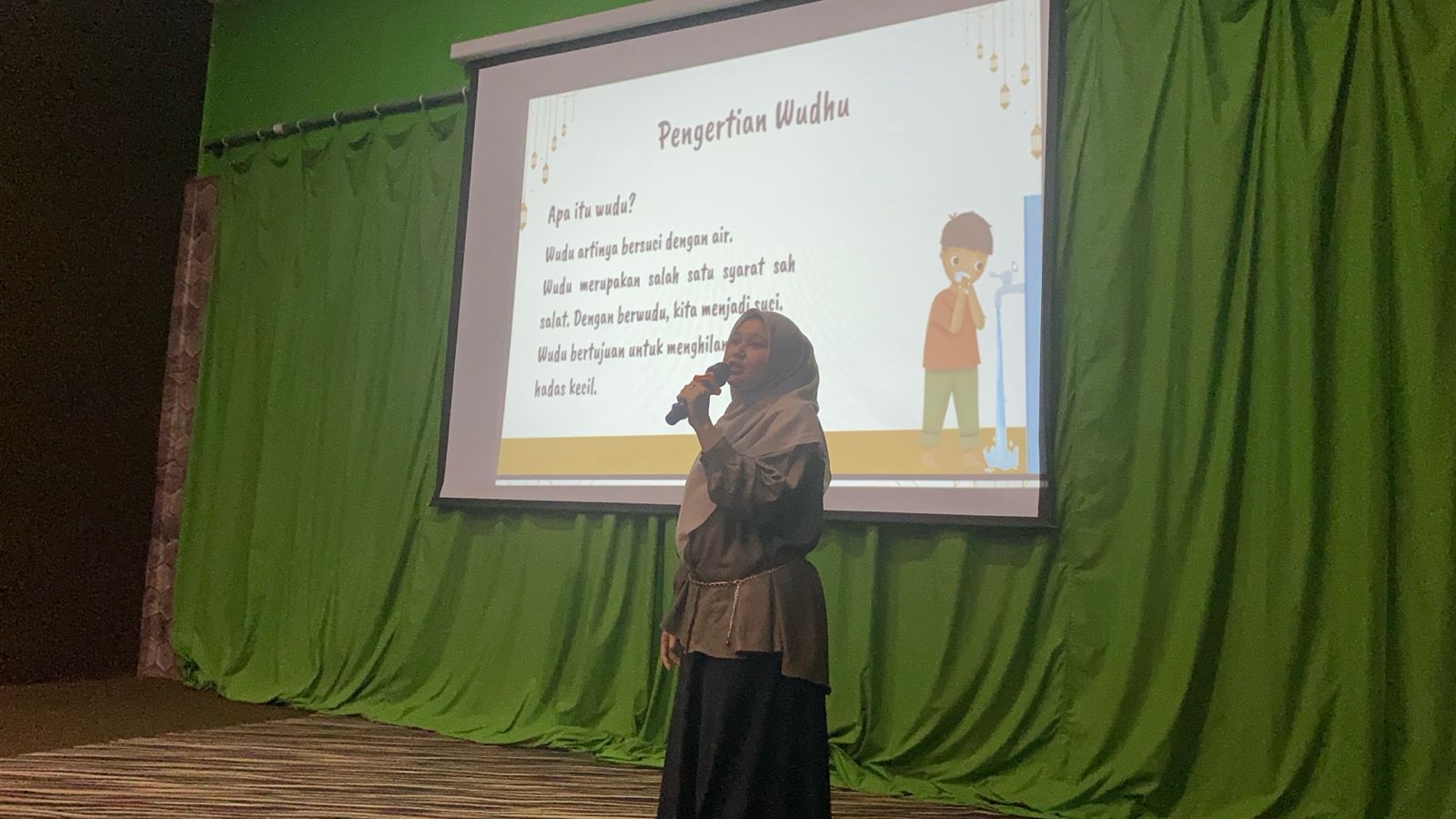 Transformasi Pendidikan Islam Modern: Program Esensial Plus Keagamaan SMP IT Al-Madinah Cetak Generasi Qur'ani Berprestasi