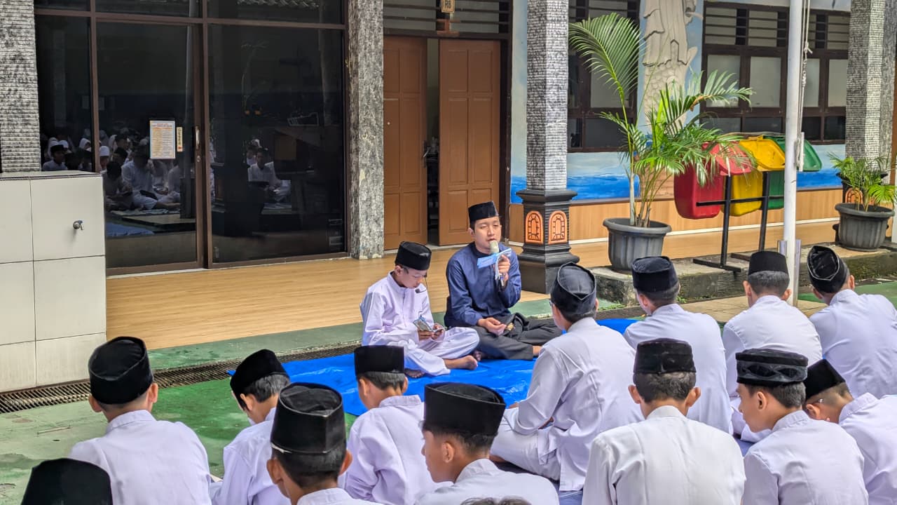 Mencetak Generasi Qur'ani, Siswa Tahfidz SMP IT Al-Madinah Pimpin Dzikir Pagi Al Ma'tsurat