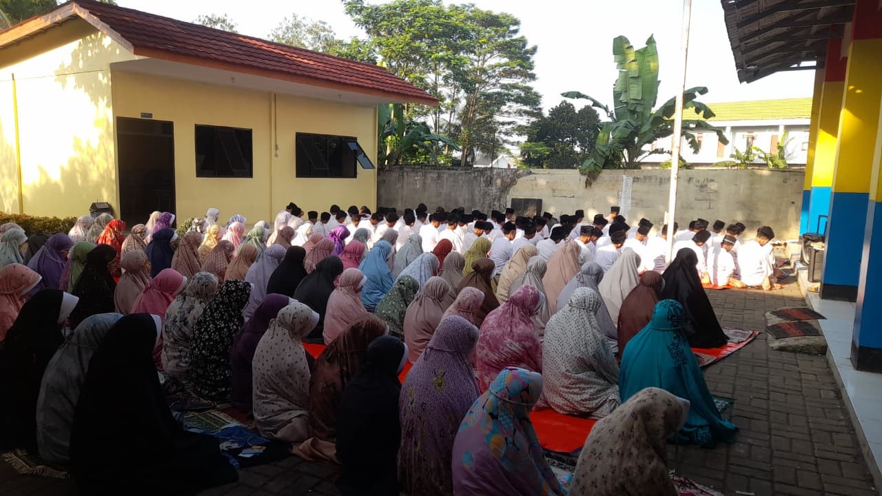Pembiasaan Sholat Dhuha Bersama di SMP IT Al-Madinah  Program Subsidi Penuh