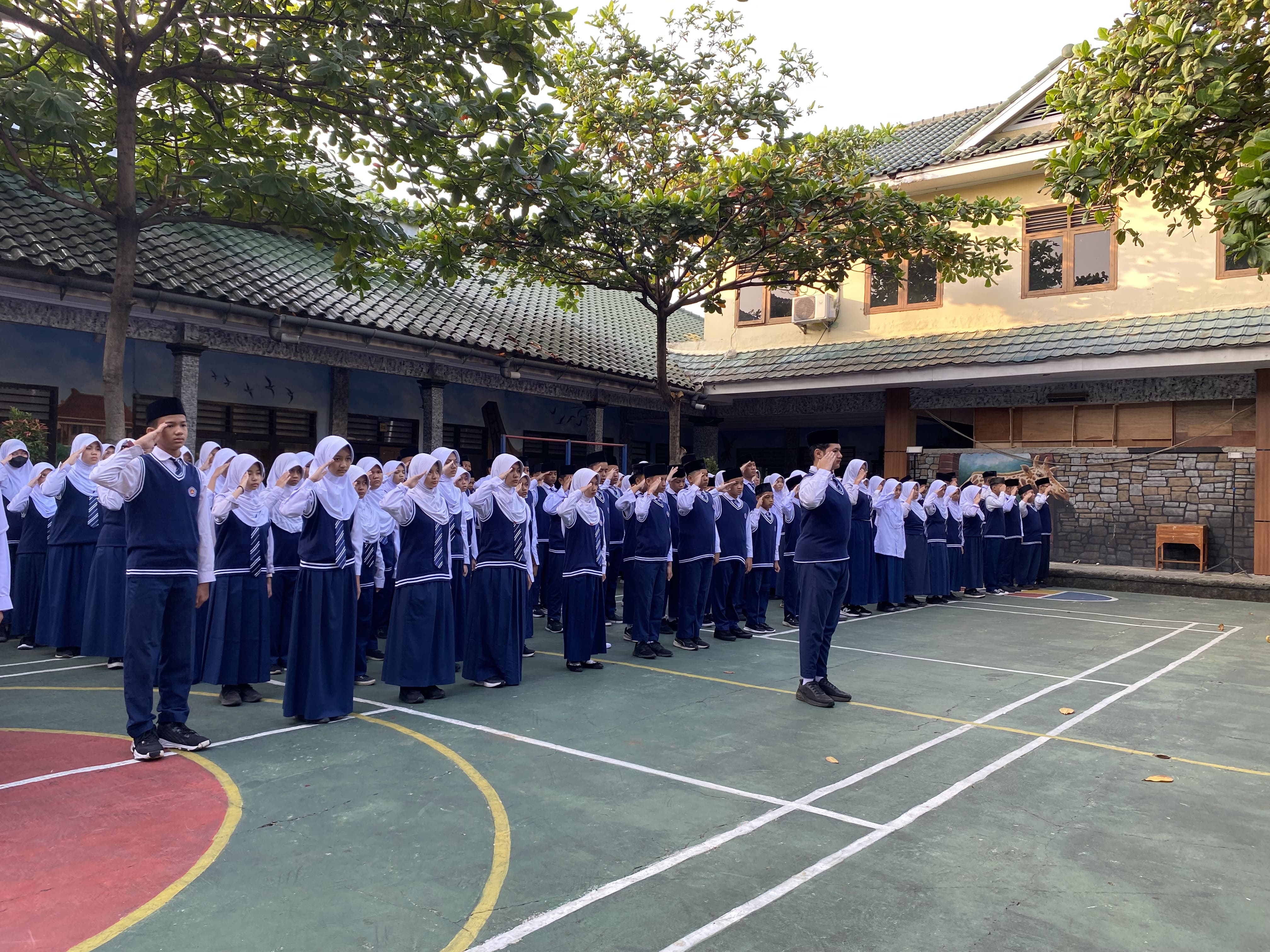 Upacara Bendera Hari Senin, Menumbuhkan Karakter dan Semangat Kebangsaan di SMP IT Al-Madinah