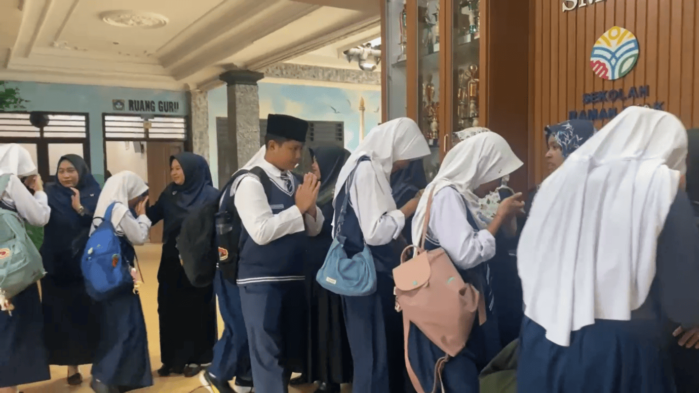 SAPA PAGI, AWALI HARI DENGAN SEMANGAT DI SMP IT AL-MADINAH
