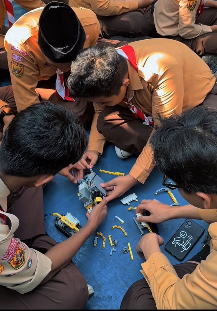 Membangun Generasi Rabbani Berprestasi Melalui Projek Robotik Berbasis Kompetisi di SMPIT Al-Madinah