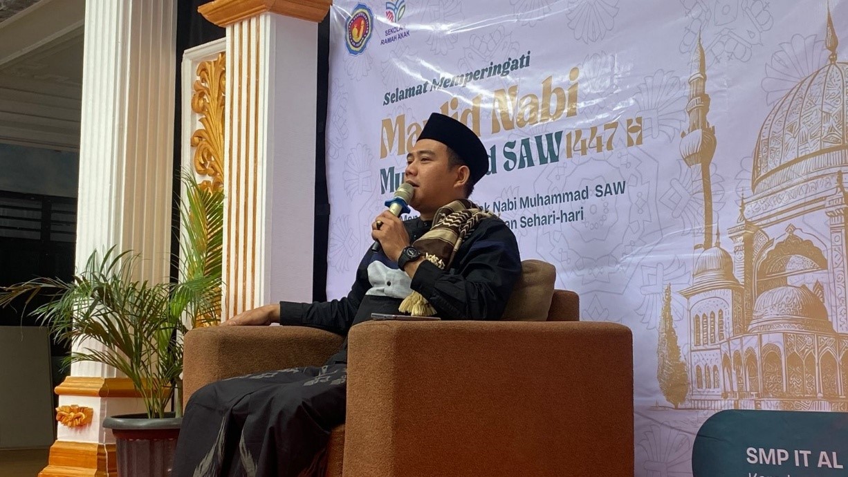 Sekolah Al-Madinah Sambut Maulid Nabi Muhammad SAW, "Meneladani Akhlak Rasulullah SAW dalam Kehidupan Sehari-hari"