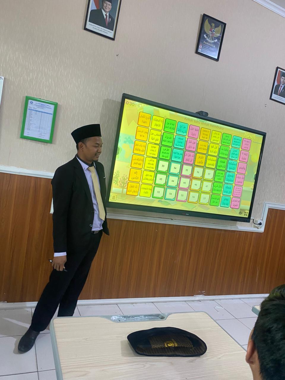 Kuis Interaktif Berbasis IFP: Cara Seru SMP IT Al Madinah Cetak Generasi Qur’ani yang Cerdas