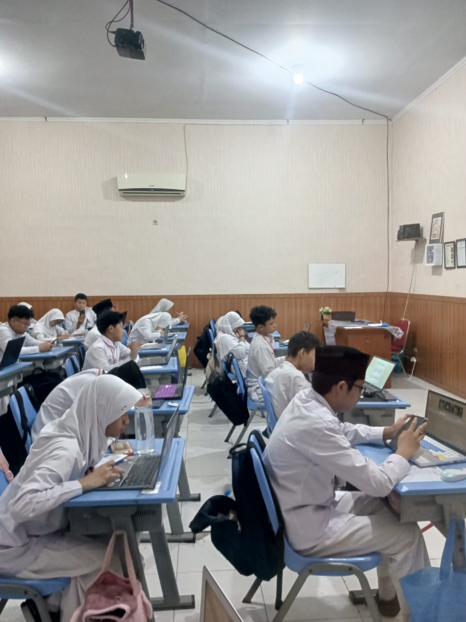 PTS Menggunakan CBT di SMP IT Al-Madinah