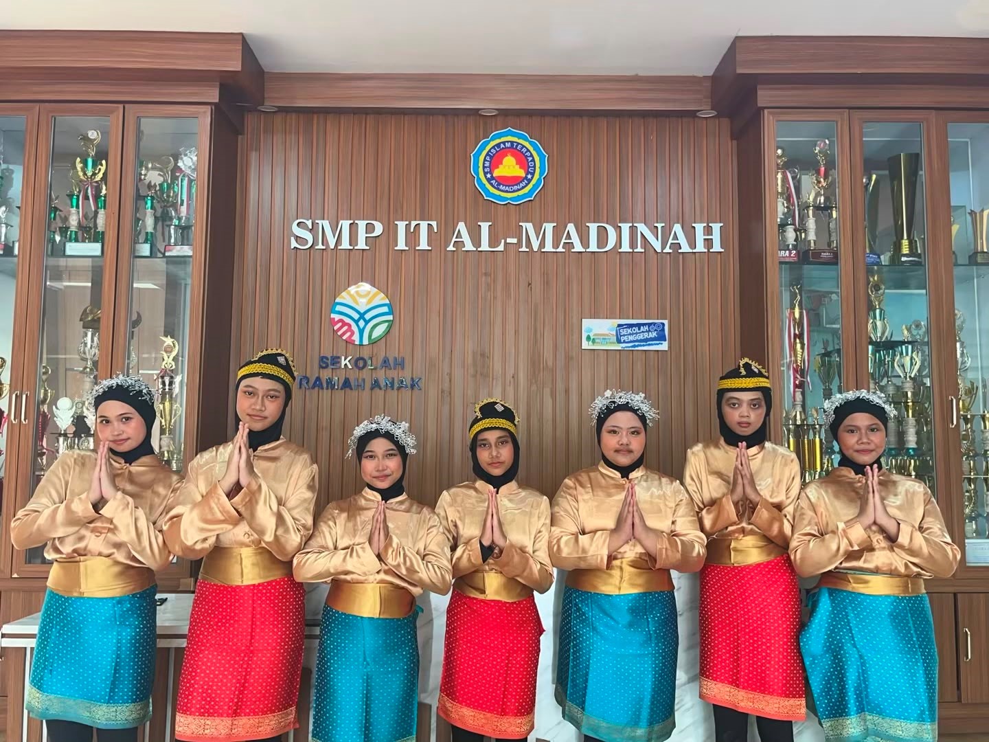 Spektakuler! Pentas Seni Tari Buka Acara Parenting dan Sosialisasi Program Sekolah Al-Madinah