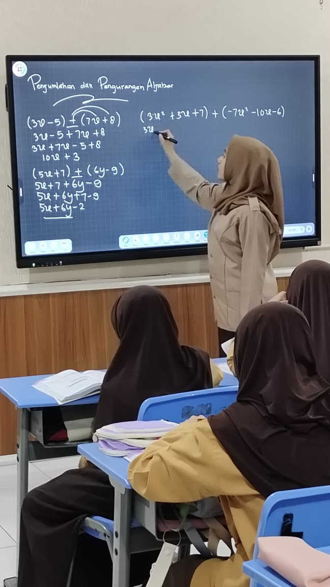 Praktik Penggunaan IFP dalam Pembelajaran Matematika di Kelas