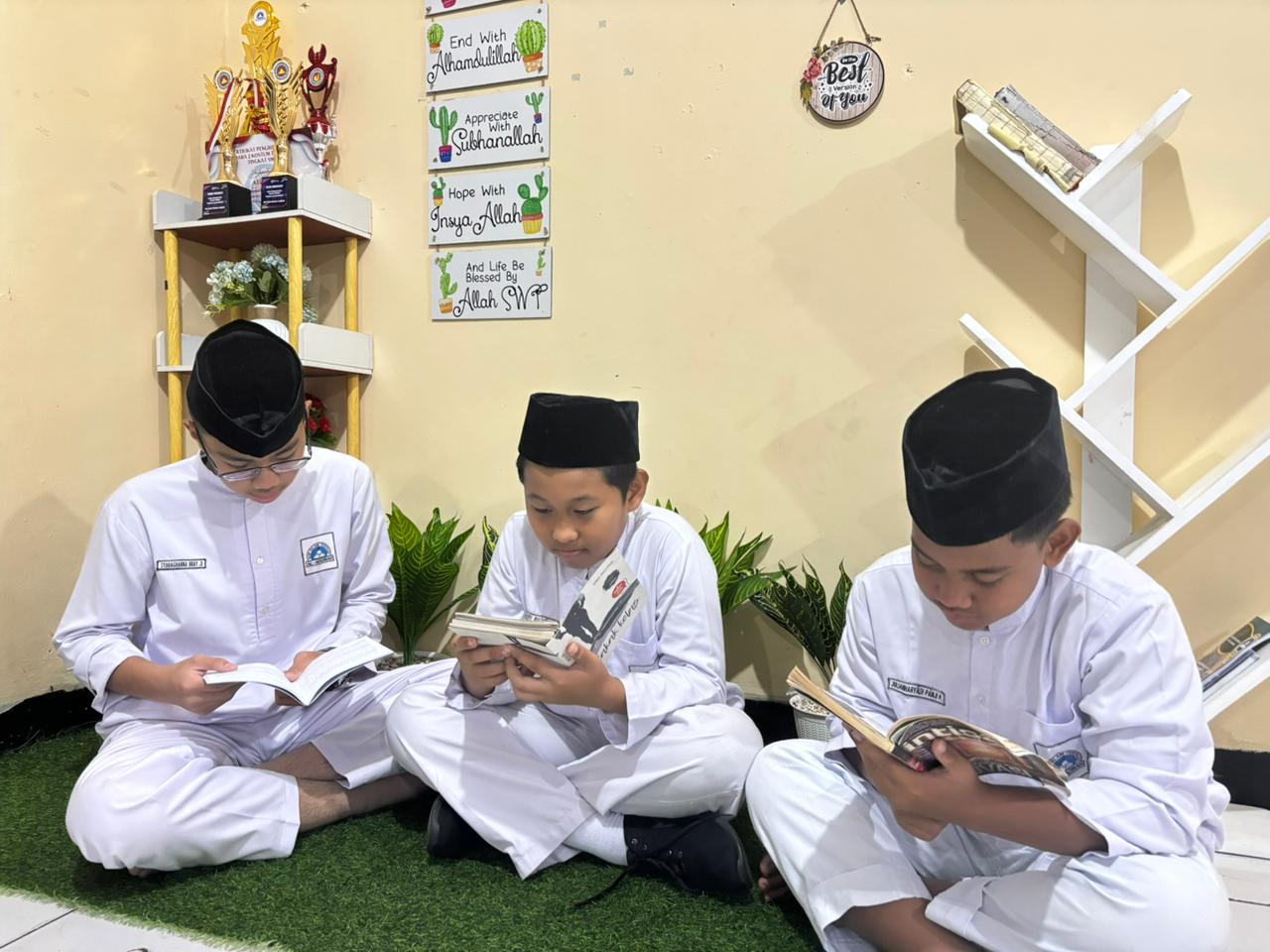 TINGKATKAN MINAT LITERASI SISWA DENGAN HADIRNYA POJOK BACA