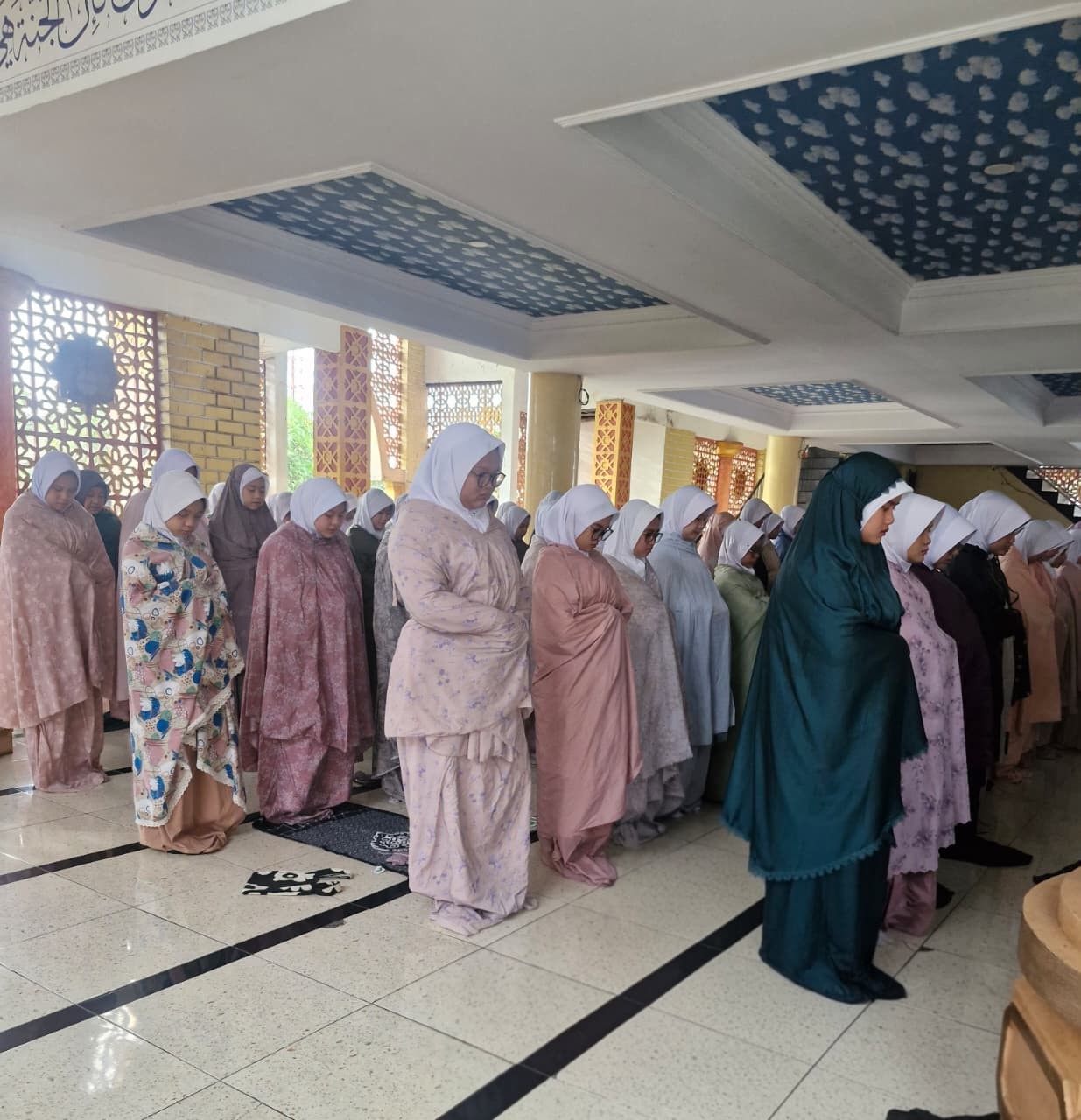 Pembiasaan Ibadah Pagi di SMP IT Al Madinah