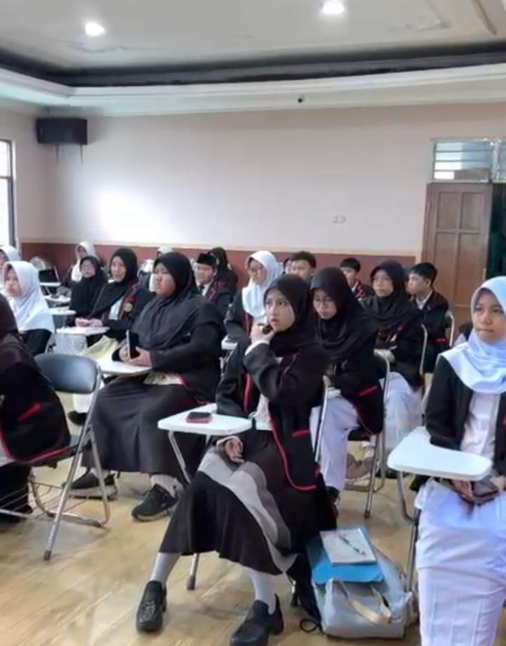 Konsolidasi Siswa OSIS SMP IT Al-Madinah: Membangun Kepemimpinan, Kekompakan, dan Karakter Islam