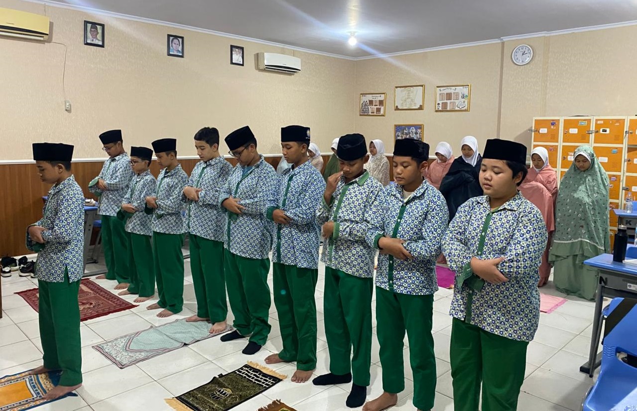 Hujan Bukan Penghalang Ibadah, Semangat Salat Berjamaah di Sekolah Al-Madinah