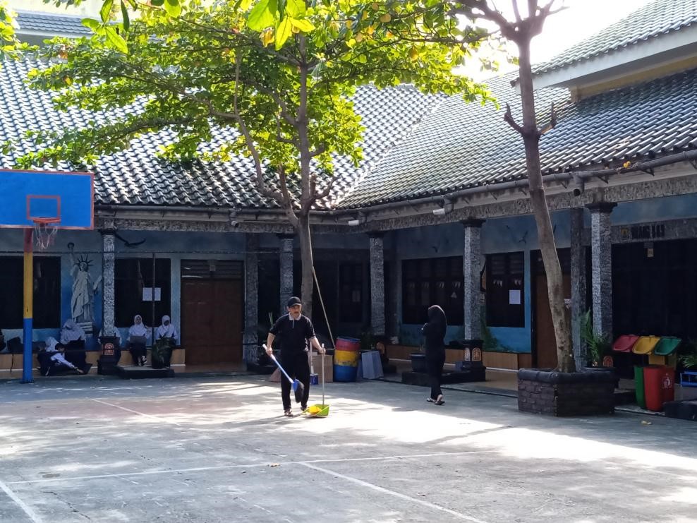 Sosok Penting di Setiap Sudut: Mengapa Kita Perlu Mengapresiasi Petugas Kebersihan Sekolah