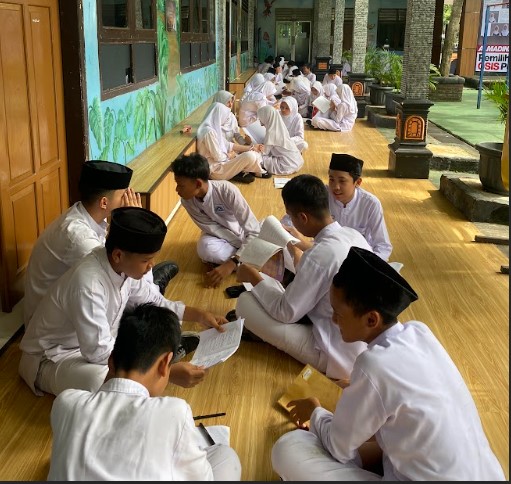 ESENSIAL PLUS KEAGAMAAN SMP IT AL-MADINAH