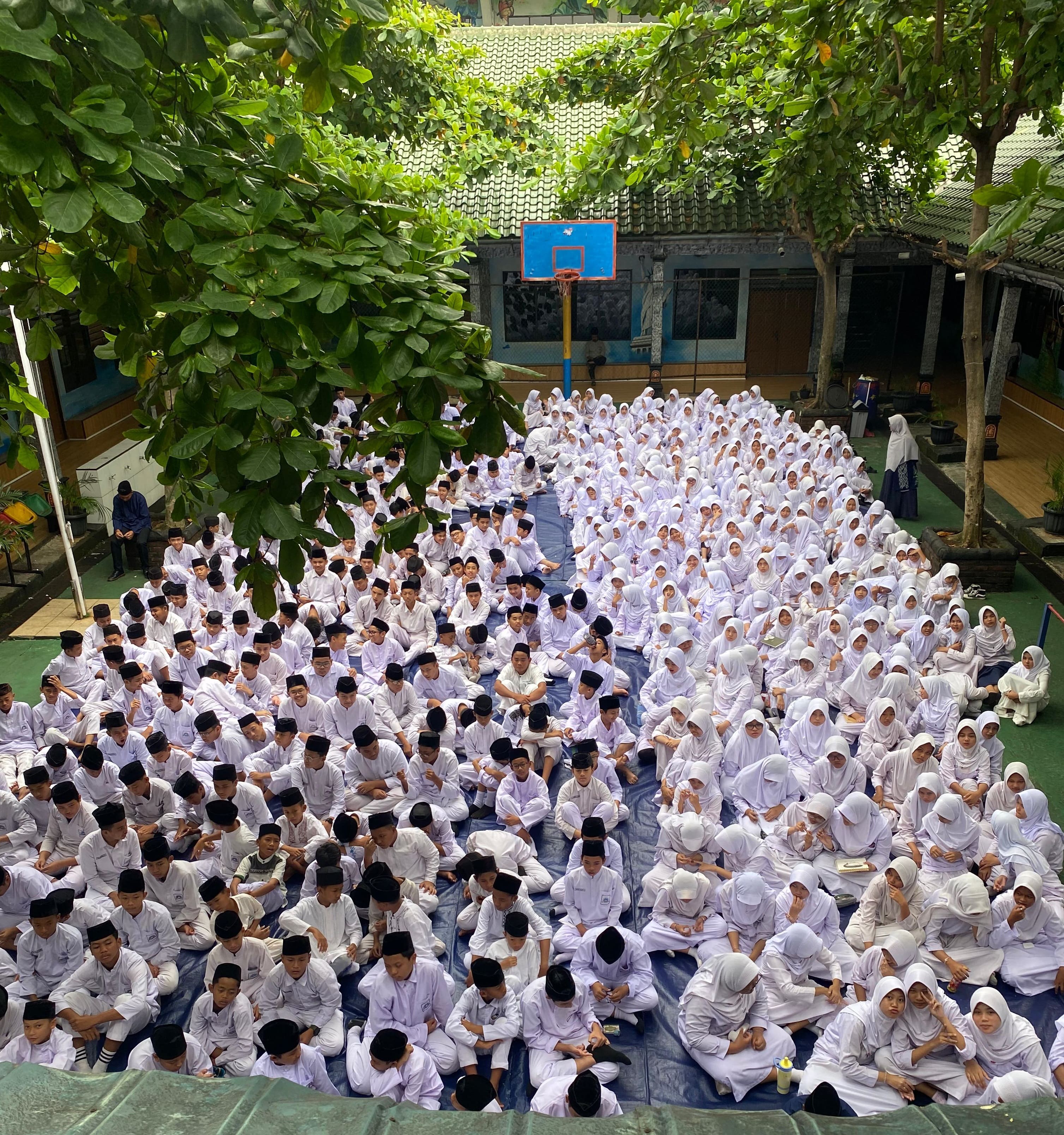 Meneladani Akhlak Nabi Muhammad S.A.W dalam kehidupan sehari - hari