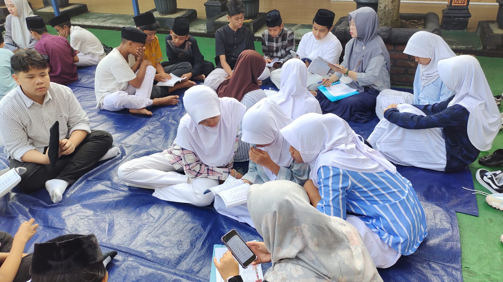 Muraja'ah: Kunci Mengukir Hafalan Al-Quran di Hati Siswa SMP IT Al-Madinah